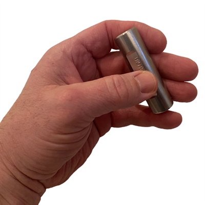 Her kan du se størrelsen på PowerPack PP Pocket – den er næsten lige så kompakt som en læbepomade.