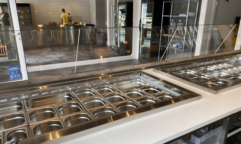 Her er et billede fra betjeningssiden, her kan man bedre se at glassene er delt op i flere stykker, det er for at det er nemmere at håndtere og selv om det er hærtetglas og uheldet skulle være ude så kan man ha et glas liggende som reserve