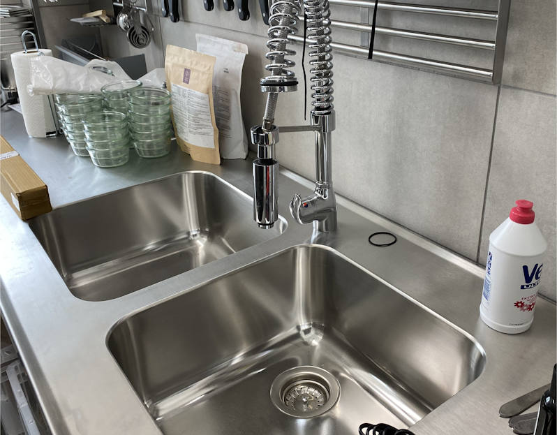 Her har vi opmålt til specielt fremstille Rustfrit bord i den bedste Danske kvalitet