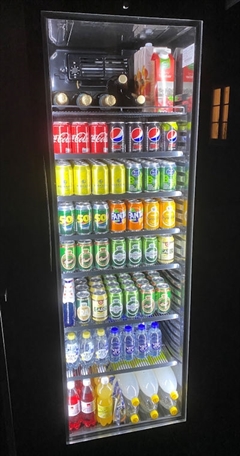 Super flot sort display køleskab hvor man tydeligt ser produkterne inden i skabet.